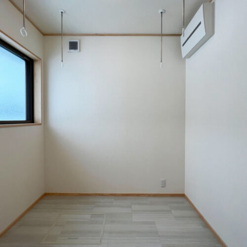 脱衣室の隣にはサンルームを設けました。洗濯後、扉を開けるとすぐ干せる位置にあるのが嬉しいポイント(*^^)v  約4.5帖ほどの広さがあるので、寝具などをまとめて洗っても干す場所に悩みませんね♪