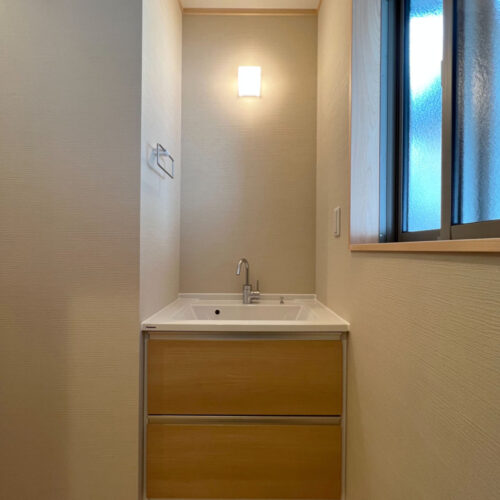 廊下の突き当たりに設けた手洗いスペース。  こちらはご家族の洗面脱衣室とは別の場所に設けたので、お客様がいらっしゃった際に気兼ねなく使えるのが嬉しいですね♪