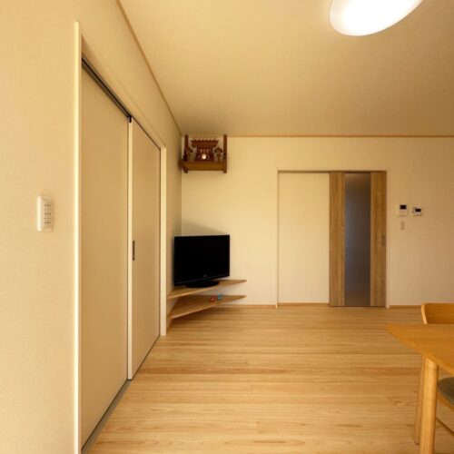 リビングダイニングを窓側から見た風景です。  左側の引戸は4.3帖の洋室に繋がります。  テレビの上には神棚を付けられました。  神棚は、東か南を向くようにお祀りするのが良いそう(^^)