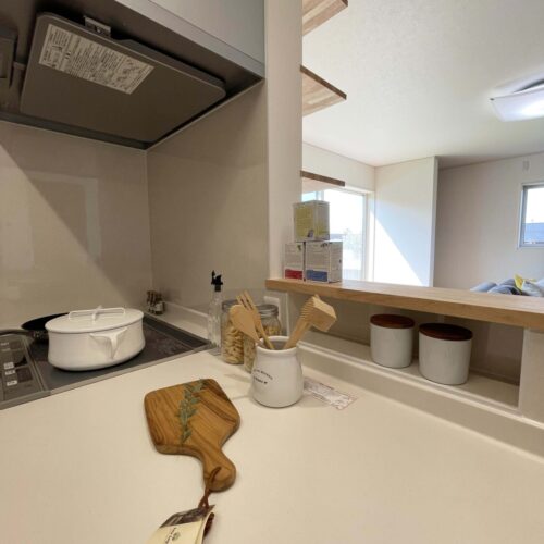 キッチンにはスパイスニッチを作りました。頻繁に使う調味料は手の届くところに置きたいものです。しかし、手に届きやすいということは、調理の際に少し邪魔になることもあります。壁の厚み分のくぼみを作るだけで、見た目のすっきり感と使いやすさが両立します(^_-)-☆