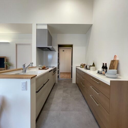 キッチンはホワイト。カウンターはウッド。フロアタイルはグレー。  全部カラーを変えてもごちゃごちゃした印象はなく、とても落ち着いたキッチンに仕上がりました。