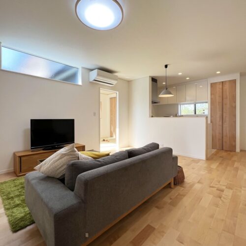 リビングの床材には、玄関ホールと同じカバザクラの無垢フローリングを選ばれました！  リビングの窓を高窓にすることで、プライバシーを確保しつつ家の中に光を取り込んでくれます♪  高い位置にあるので、部屋の奥まで光が届きやすいのも嬉しいですよね(*^^*)  ナチュラルで明るい印象のリビングの完成です☆彡