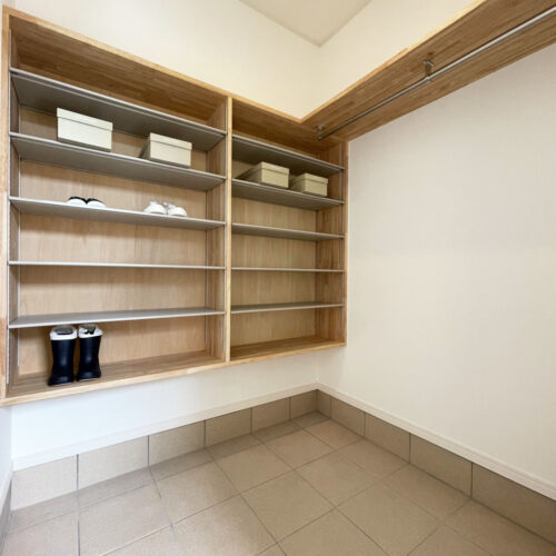 たっぷり入る玄関収納。  たくさんのシューズはもちろん、三輪車やお子様の自転車も収納することができます。家族分のコートもたくさん収納できますよ～(^_-)-☆