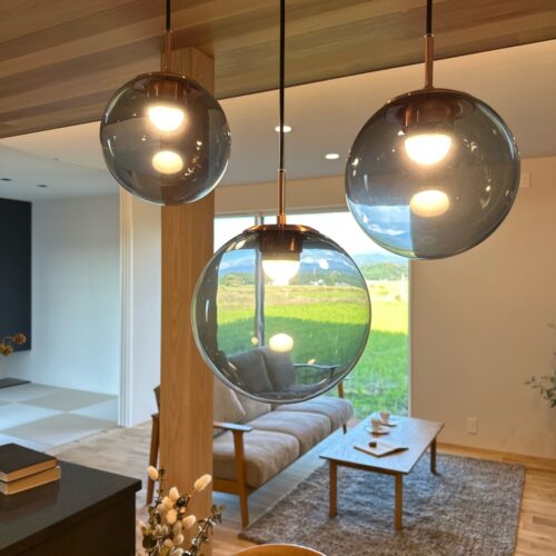 ダイニングの照明には、大きなシャボン玉のような素敵な照明。丸いフォルムが空間を柔らかくしてくれます。