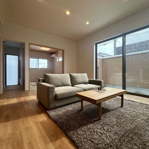 実はこちらのお家は庭を外壁で囲み、プライバシーを保ちながら生活できる仕様に。  心地いい自然光が差し込み、カーテンを付けずに生活できそう( *´艸｀)