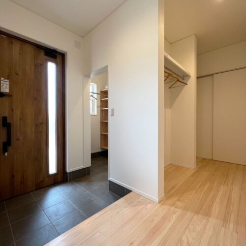 玄関を開けるとひのきの無垢フローリングがお出迎え♪いい香り～♡  消臭・調湿効果はもちろん、リラックス効果もあるので玄関を開けた瞬間に仕事の疲れも吹っ飛ぶかも( *´艸｀)！？  お家が一番！ですね♪     無垢フローリング：ひのき