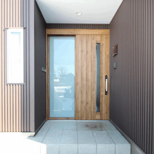 玄関ドアは木目調の引き戸タイプ。  ガラス部分は明かり窓として外からの光を取り入れ、玄関内を明るくしてくれます♪