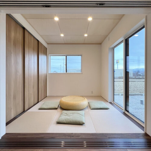 リビング横には和室スペースを設けました。お子様のお昼寝やパパのごろ寝にも大活躍(*^^)v  引戸も取り付けたので、来客用の宿泊スペースとしても重宝します♪