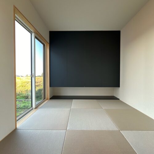 リビングと繋がる4.5帖の和室です。お子様のお昼寝や遊ぶスペースとして大活躍！  引戸も取り付けたので、来客用の宿泊スペースとしても重宝します♪休日には、畳の上でゴロゴロ過ごすのもいいですね（＾ｕ＾）