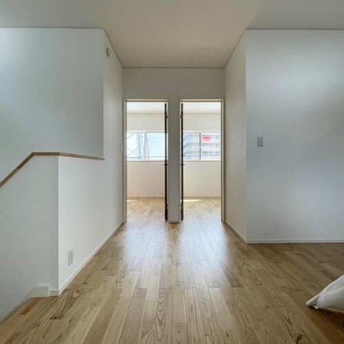 2階の子供部屋は隣どおし(*^^*)  どちらも5.5帖、左右対称の間取りになっています。  こちらのお家は1階にご夫婦の主寝室があるので、2階は子供たちだけの楽園になる予感～(*´▽｀*)