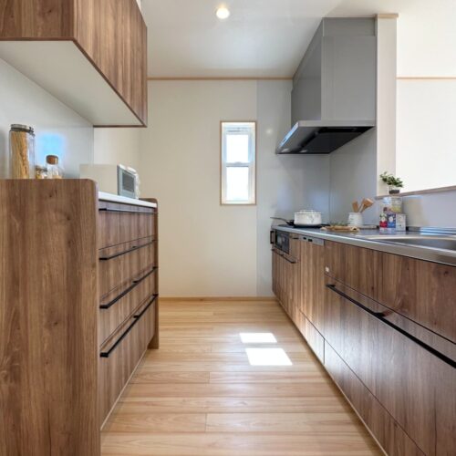 キッチンは、タカラスタンダードのオフェリアです。  取っ手のブラックが全体を引き締めてくれています(*^^*)  床材のひのきとも相性バッチリ！