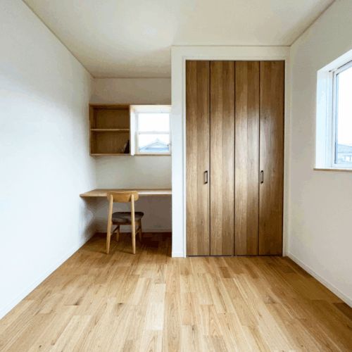 鏡付き埋込収納が付いた1Fトイレ。壁紙：サンゲツ　FE-6325。床：サンゲツフロアタイル　IS-928。　便器：パナソニック　アラウーノS。