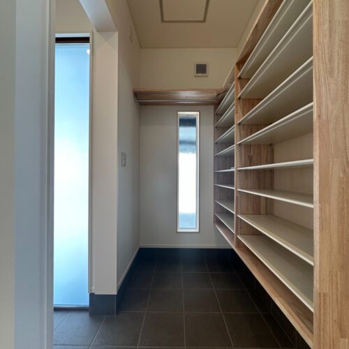 玄関ドア横の袖ガラスとシューズクローゼットのスリット窓から入る光でとっても明るい☆  靴の収納はもちろん、パイプハンガーにアウターもかけられるので、濡れた衣類を室内に持ち込まずに済むのが嬉しいポイントです。