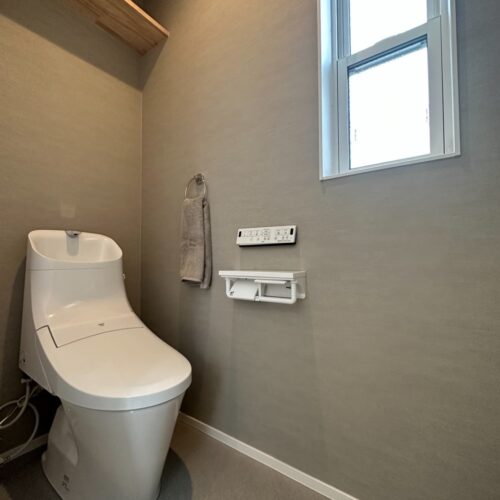 ２Ｆのトイレはシンプルに。  手洗い一体型のトイレは洗面スペースも不要で省スペース(^o^)  グレーのクロスがおしゃれです♪