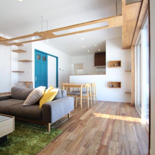 リビングの床材はアカシアで壁には漆喰が塗られています。  そして今回見どころのキャットウォーク(=^・^=)リビング上部をぐるりと回遊できるように造作しました♪