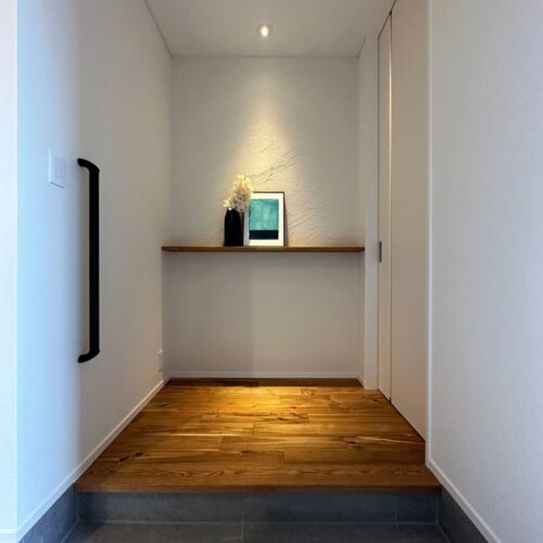 漆喰に囲まれ、気持ちのいい玄関。  正面の造作カウンターにはご家族の写真や、お気に入りの雑貨を飾ってお気に入りスペースに☆