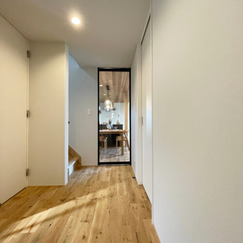 リビングの建具には、透明なガラス戸でスタイリッシュに！ブラックの枠組みがとてもお洒落♡