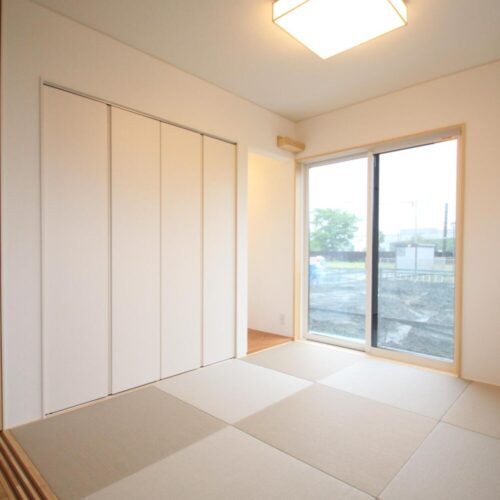 リビング横には4.5帖の和室を配置。  和室はお子様のお昼寝やあそび場としても重宝しますね♪