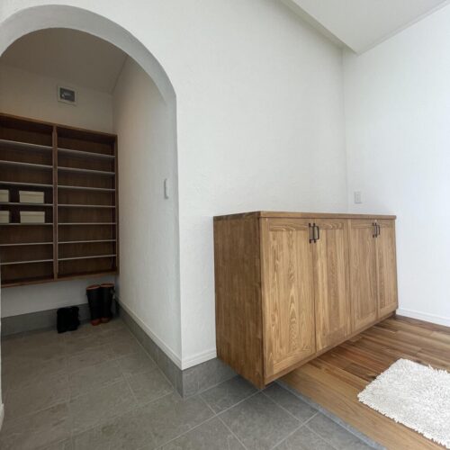 玄関にはカウンタータイプのシューズボックスを造作しました。  大工さんお手製のシューズボックスは、お家の雰囲気にピッタリですね♪