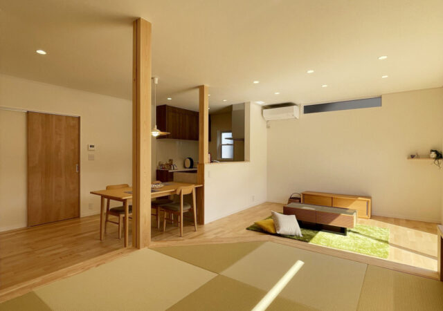 小上がり和室でくつろぐシンプルナチュラルな家