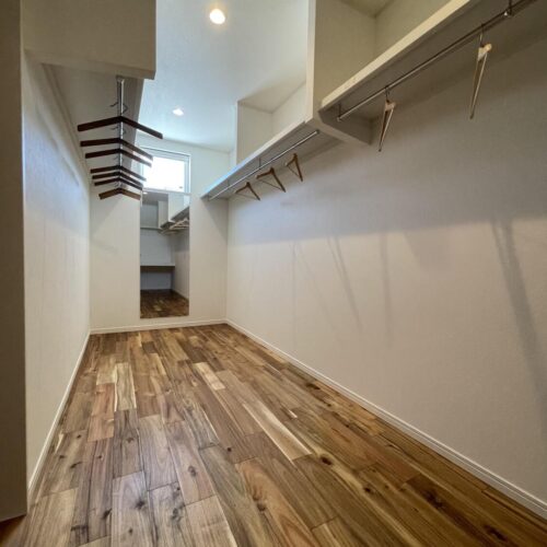 主寝室横には6帖のファミリークローゼット！！  ハンガー収納にすることで、畳む手間がなくなり家事の負担もグンと減ります(*^^*)