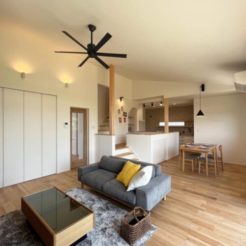 リビングダイニングには、ホールと同じくるみの床材を選ばれました。  勾配天井のリビングには、シーリングファンも付けられたので温度調節も安心(*´ω｀)ブラックのファンがインテリアとしてもオシャレです(*^^*)  全体的に、ホワイト×ナチュラルなブラウン×ブラック系の3色でまとめられた、落ち着く空間です～☆