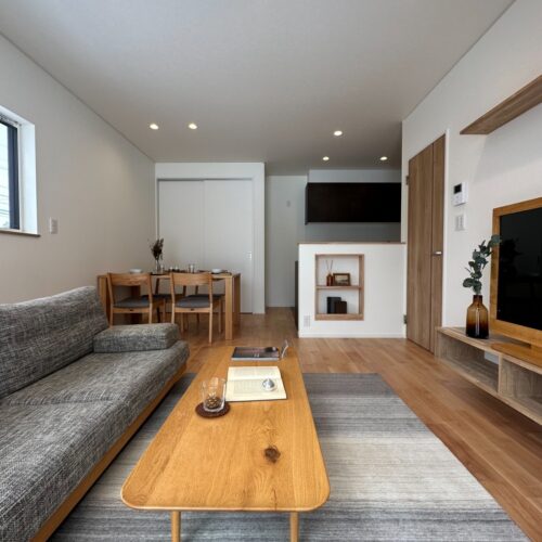 リビングの照明はダウンライトでスッキリと！造作のテレビボードも、フロートタイプで足元がすっきりした印象に♪キッチン腰壁のニッチやキッチン横のパントリーなど、適材適所の収納にもこだわりました(^^)キッチンからは家族の様子も見守れて安心です♡