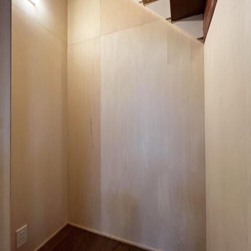 段下のデッドスペースを利用した扉付き収納。  掃除機などの普段使いするものから、お子様が使わなくなったおもちゃなど様々なものを収納できます(*´ω`*)  収納はあるだけ便利ですよね～！