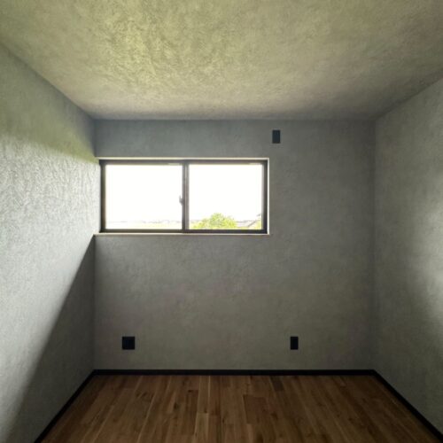 グレーのクロスとオーク材のバランスがオシャレな子供部屋★  黒の差し色が空間を引き締め、まとまりのあるお部屋に。