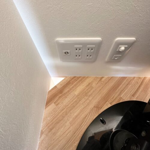 テレビボードの後ろの角の部分は、コードを通すための隙間を空けてあります。  自分の好みにちょっとした工夫ができるのも造作品だからこそ。  見えない部分の工夫がうれしいですよね(^^)