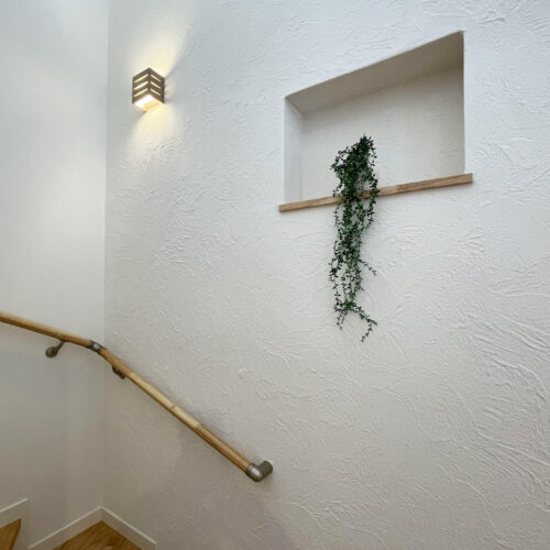 階段の途中に、神棚として作ったニッチ。とってもナイスアイディアですよね！これはマネしたい！