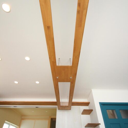 リビング上部のキャットウォークは一部アクリル板を使い、肉球や普段見ることができない一面を堪能できます♪