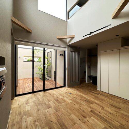 リビングに入った瞬間、思わず「わあ～～！」と上を見上げてしまう吹き抜けのリビングはとっても開放的な空間！リビングからウッドデッキでつながる中庭でこれまた奥行きが凄い（●＾o＾●）