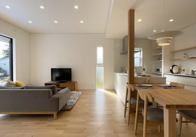 窓からの景色に癒される、上質でシンプルな暮らしを愉しむ家