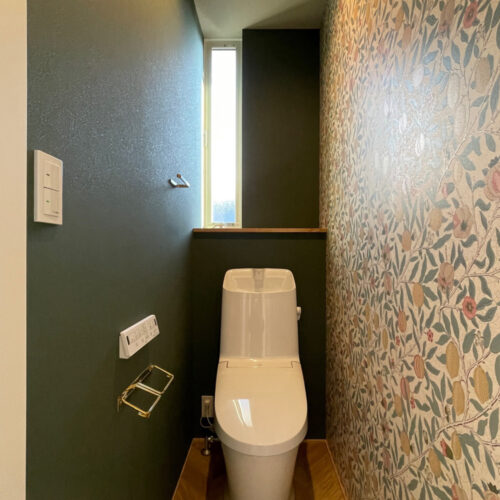 モスグリーンのクロスをベースに、ウィリアム・モリスのデザインクロスをアクセントに♡  ペーパーホルダーとタオル掛けはゴールドで統一しました！家族だけが使用する2階のトイレは遊び心を取り入れやすいですよね♪