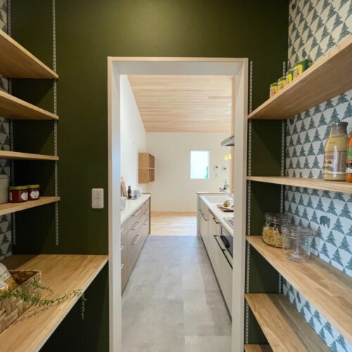 キッチンのすぐ横にはクロスがかわいい食品庫。  よ～く見ると動物もチラリ。なんてかわいいんでしょう(*´з`)