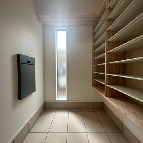 玄関横にはシューズクローク！  シューズクローク内に埋め込んだ宅配ボックスもあります。  外に出なくても取れるって嬉しい◎