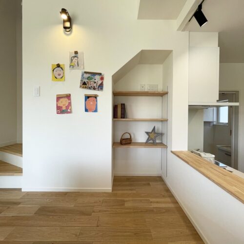スキップフロアの背面には、造作可動棚とFeボードを造られました。  造作棚には、お子様のおもちゃや勉強道具、ご主人や奥様の趣味の物を収納したり飾ったり…  Feボードにはお子様が書いてくれた絵を飾ったりと、たくさんの活用方法があります(^^)