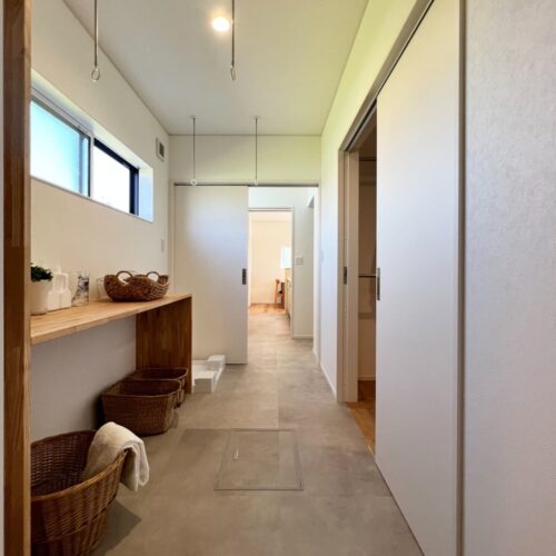 キッチン→洗面所→サンルーム→お風呂と、水回りは一直線上にまとめました。  動線にムダがなく行き来しやすいので、家事ラクにもつながります。  この同線はママの味方！