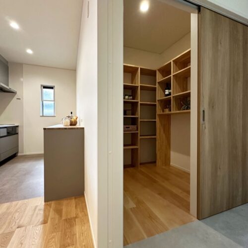  リビングから一歩出ると個室タイプの大容量パントリーが現れます。  水回りにも近い位置なので、食材だけでなく日用品のストックなどもこちらに◎