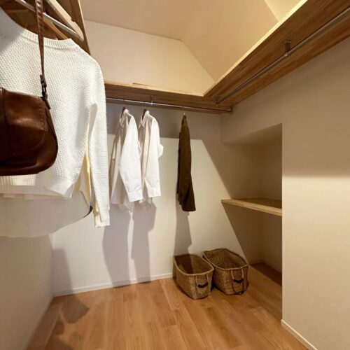  我が家のファミリークローゼットの奥にはちょっとした秘密が…。  実は階段下を利用して、ちょっとした中段・下段のスペースを確保しました。  バッグや小物などを収納することができ、デッドスペースとなる場所も有効活用！