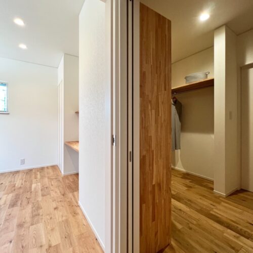 主寝室の横にはファミリークローゼット。  朝起きてすぐに行けるのが魅力的すぎます。