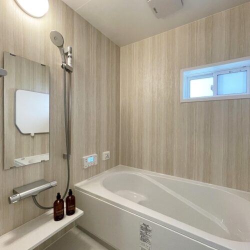 お風呂は、LIXILのアライズを選ばれました。  優しい木目のようなパネルを壁4面全てに使われています。4面全てにすることで柔らかな印象を与え、落ち着くお風呂になっていますよね(*´▽｀*)