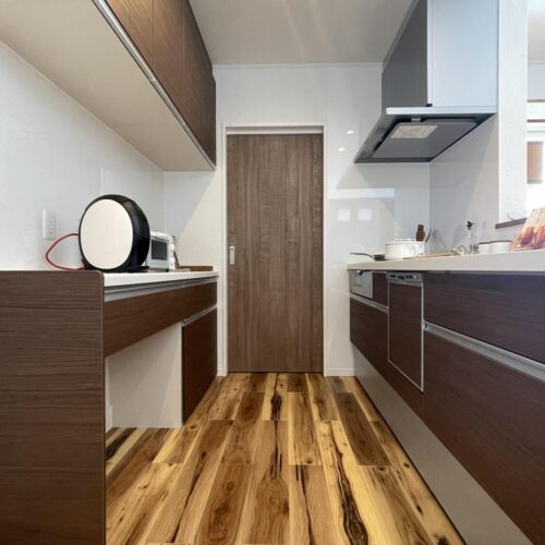 キッチンはリビングの雰囲気に合わせて木目調のフロアタイルを施工しました。  セパレートタイプのカップボードは電子レンジやケトルを置いたり、作業スペースとしても活用できます♪