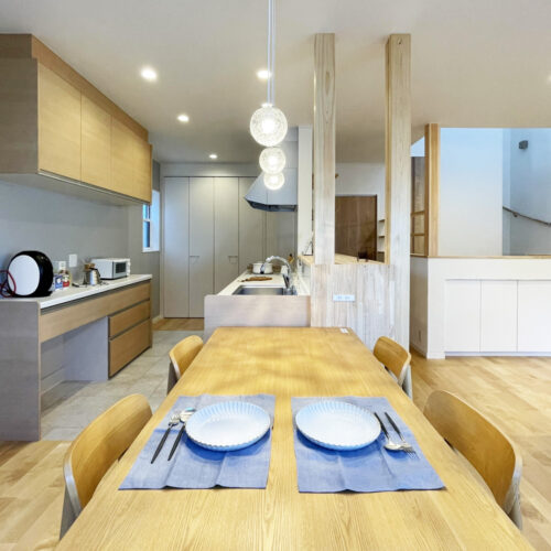 ダイニングからキッチンの方を向いたアングルで。完成したお料理をスムーズに運ぶことができるうれしい設計です。後片付けも同じくスムーズ(*´ω｀)