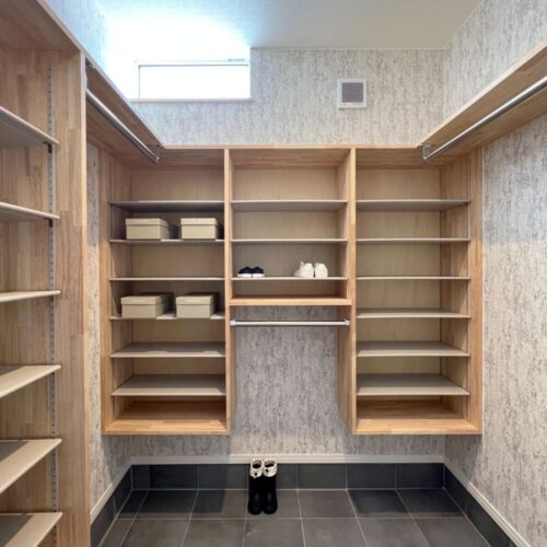 玄関入って右側のアーチ壁はご家族専用のシューズクローク♪  来客用と家族用を分けることで、急な来客時も余裕のおもてなし(^O^)／  クロスを自分好みに変えることで、気分も変わりますね(*^^)v  収納棚とパイプハンガーを造作しました。     クロス：サンゲツ RE51032  玄関タイル：名古屋モザイクコットメント PS-R4340   