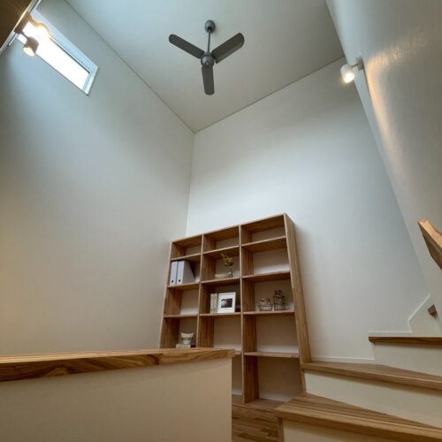 スキップフロアの上にはシーリングファンがあり、冷暖房の効率を上げ、一年を通して快適に過ごせます(*^^)v