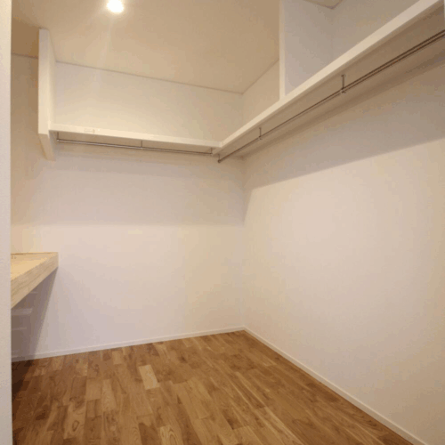 主寝室横にはＬ字型にパイプハンガー、布団収納スペース、可動棚を設けました。  収納は住まい手に合わせて造作します。  収納する物の量や大きさ、服をたたむのかハンガーで収納するのかなど。  細かな部分までお話しながら作っていきます(^^♪