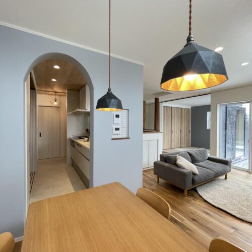 ダイニングにはお施主様お気に入りのペンダントライトを♡  キッチンのアーチ壁とのコラボがかわいい！