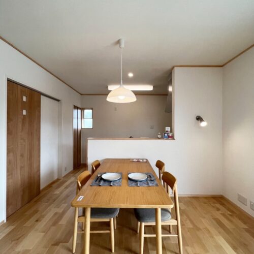 ダイニングには、コイズミのペンダントライト（AP 42179L）を。  ぽわんとした丸い形がナチュラルで優しい雰囲気のお家にぴったりです(*^^*)